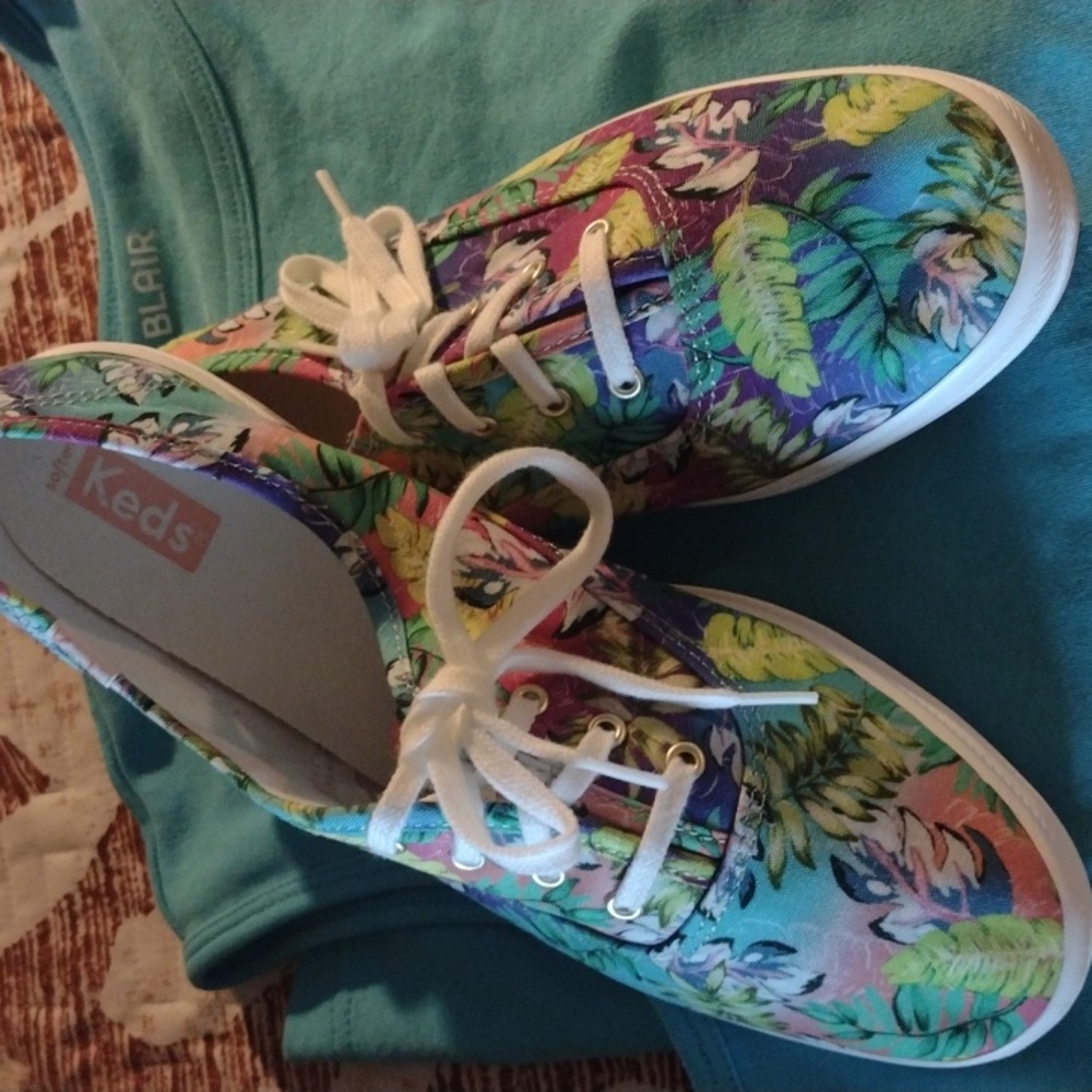 Tennis shoes